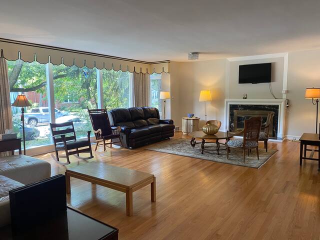 Huge Bright Corner Home on Chicago’s North Side gallery image 3