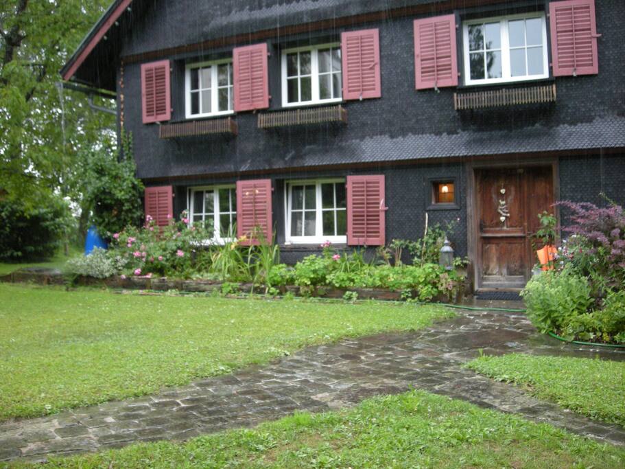 Haupteingang, links davon die Fenster zum Wohnzimmer
main Entrance, on the left the windows to the living room