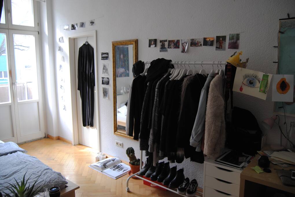 Sideview with Clothhanger and desk