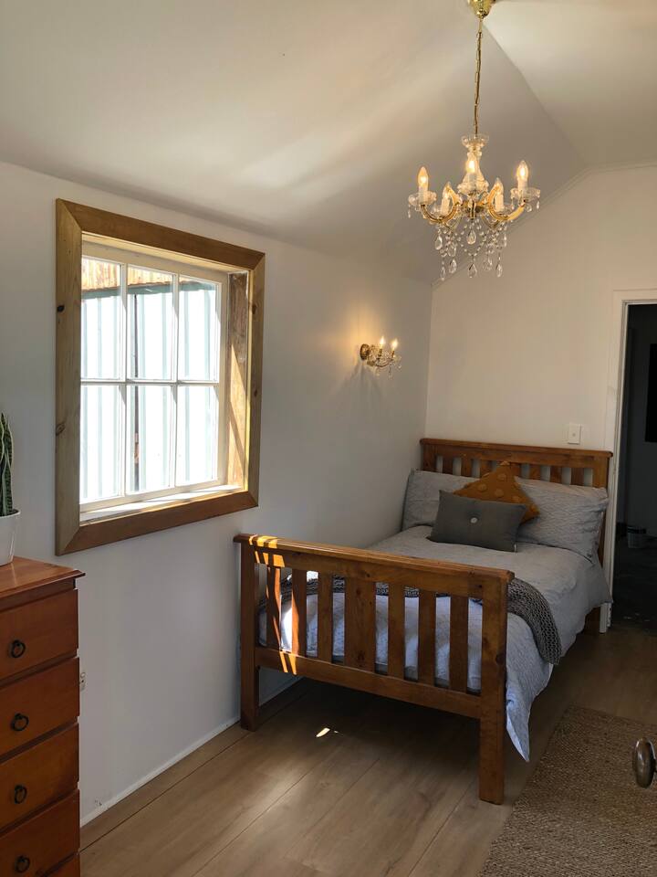 Very quaint Sleep out offering a very comfy King Single bed a little away from other 2 main bedrooms. Perfect for an adult or teenager but not ideal for small child
