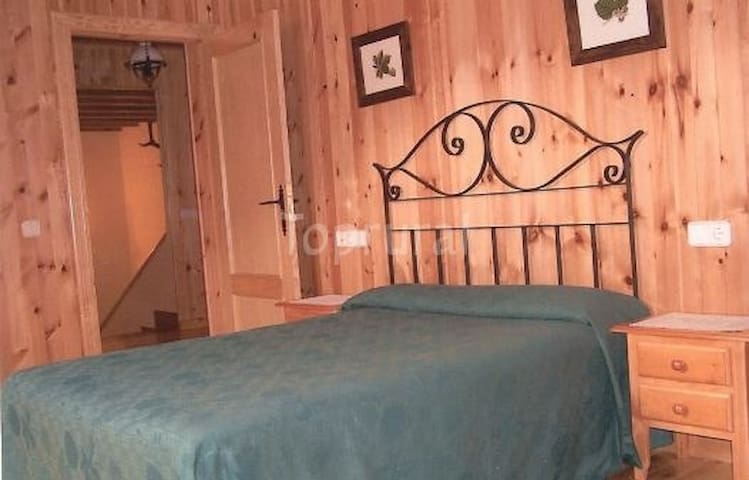 Casa rural Llambrion habitación de matrimonio nº 2