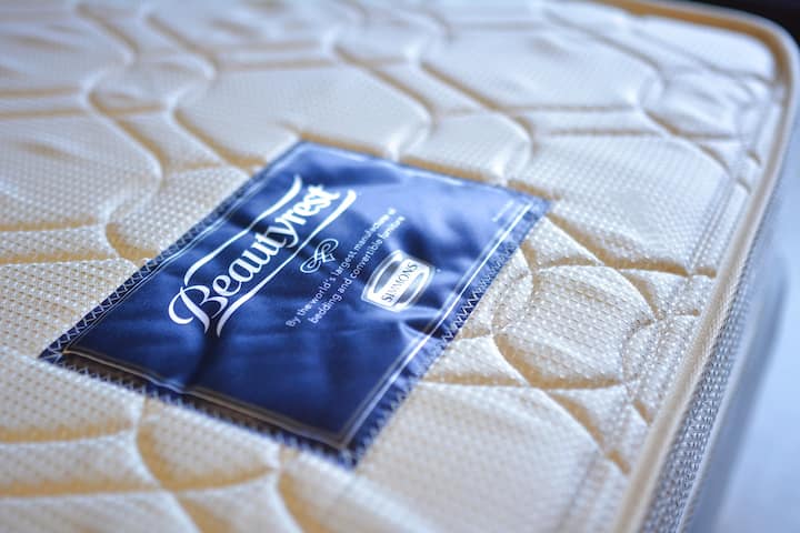 Ყველა ოთახი დაგამახსოვრებთ თავს კომფორტულ ძილს სიმონსში, მსოფლიოს ერთ-ერთ საყვარელ ლუქს-კლასის მატრასს★