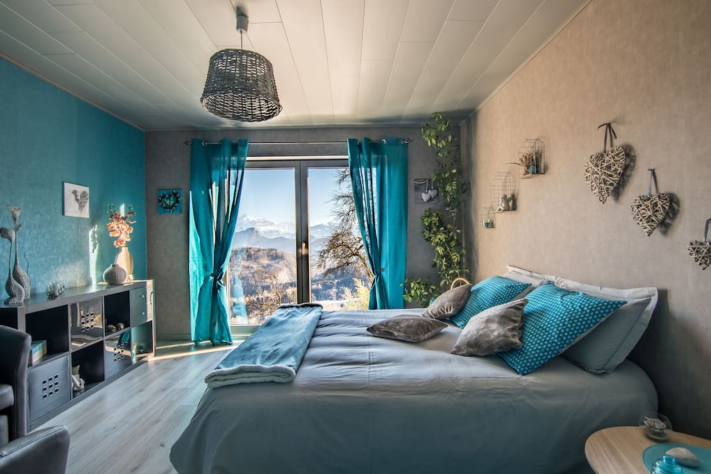 Vue exceptionnelle sur le Mont-Blanc et les montagnes. Calme et tranquillité assurés.