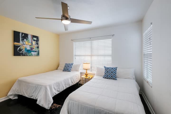 Vyumba 2 vya kulala vyenye vitanda 2 kwa ajili ya watu 2 kila kitanda.