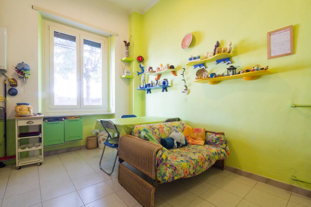 Divano trasformabile in letto singolo con le doghe.