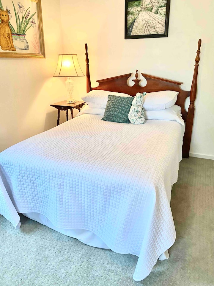 Lilac: Full-size bed, ceiling fan, and bright southern exposure. Maximum occupancy 2 guests.