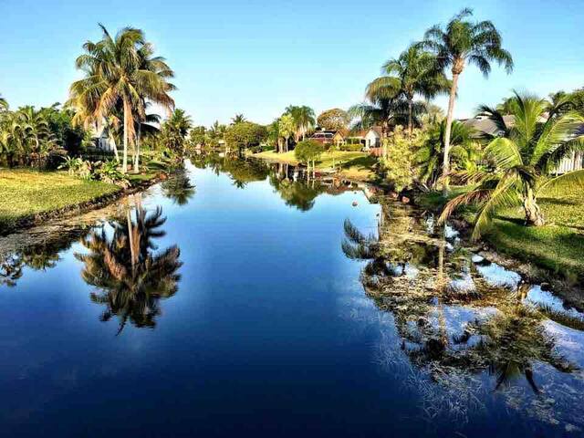 Oasis Deerfield bch w/salt heated pool/jacuzzi 3/2 gallery image 5