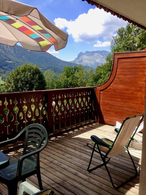 Vue de la terrasse sur l'aiguille de Varan