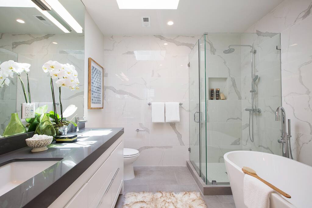 Big bathroom with bath tub