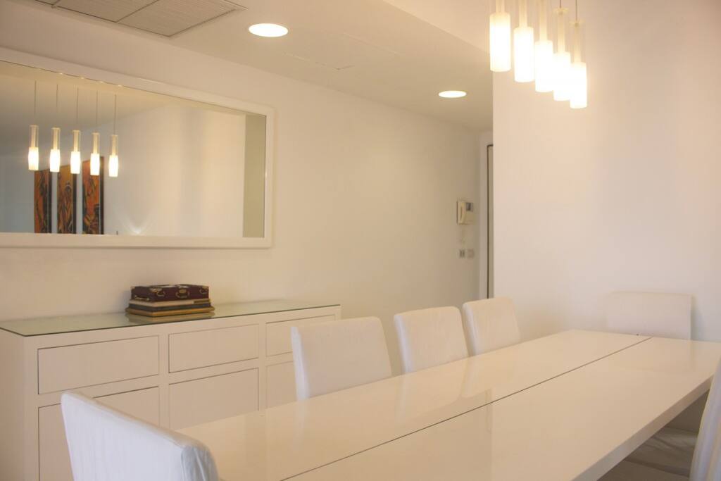 Amplio comedor con capacidad para 8 personas.