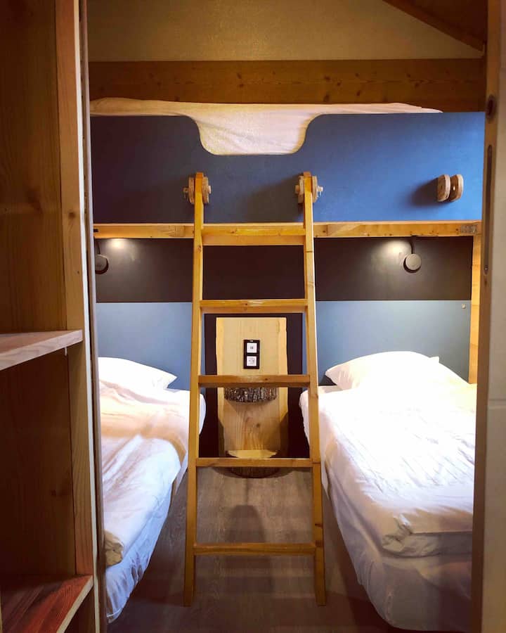 חדר שינה שני עם 3 מיטות יחיד כולל מיטת קומתיים אחת 