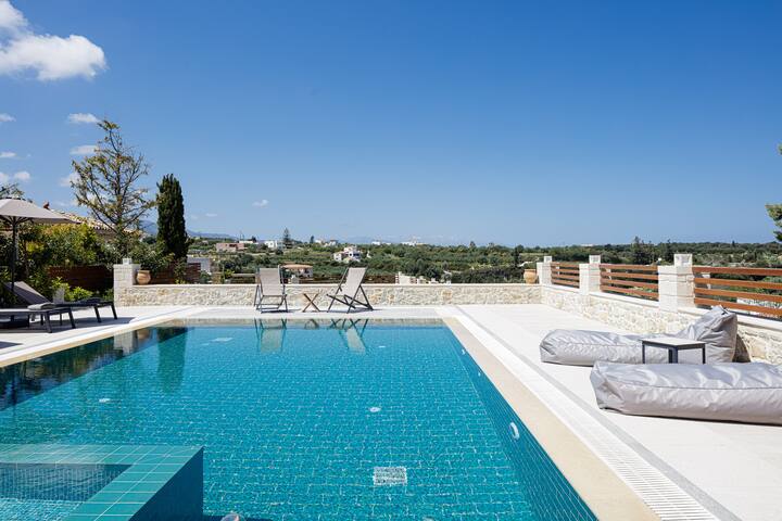 New luxurious villa with stunning pool,views &bbq! gallery image 3