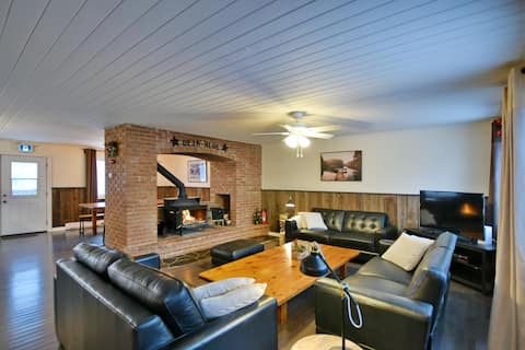 Top performing Airbnb: Swiss chalet | Hot tub • Sauna • Walk to Village in The Blue Mountains