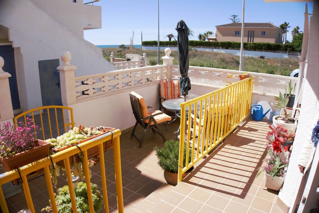 Entrada con terraza