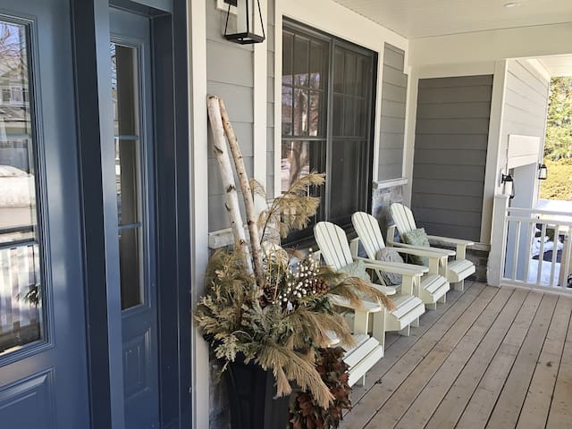 Lakehouse Inspired Retreat Close to Downtown gallery image 3