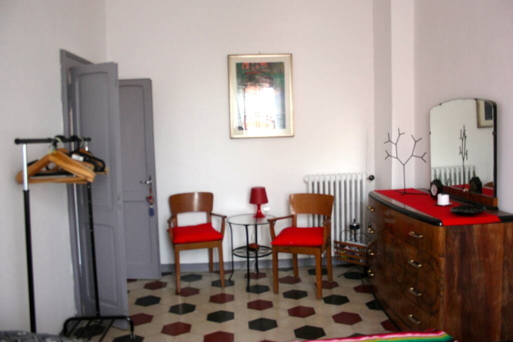 Il salottino all'interno della camera da letto
