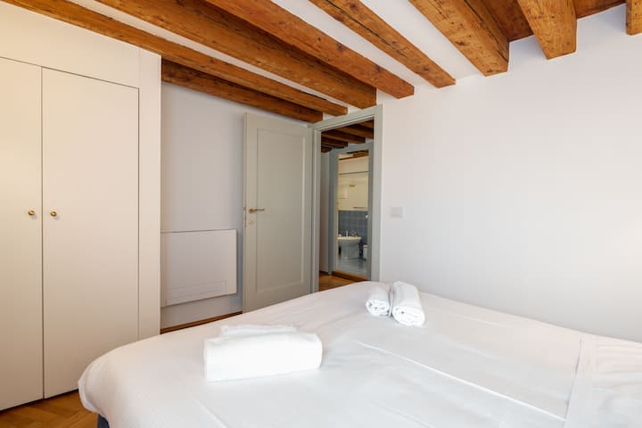 El segundo  dormitorio con cama doble y aire acondicionado. 