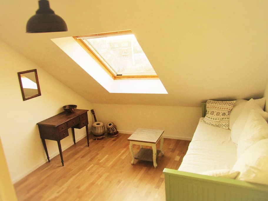 Das Bett läßt sich einschieben, für mehr Platz tagsüber.