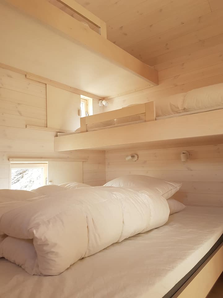 El dormitorio en la cabaña principal. Cama doble + 2 literas individuales de altura.