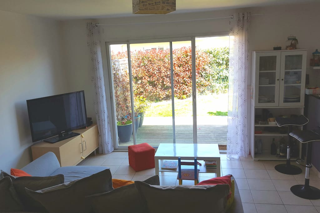 Salon ouvert sur la cuisine, vue jardin et terrasse