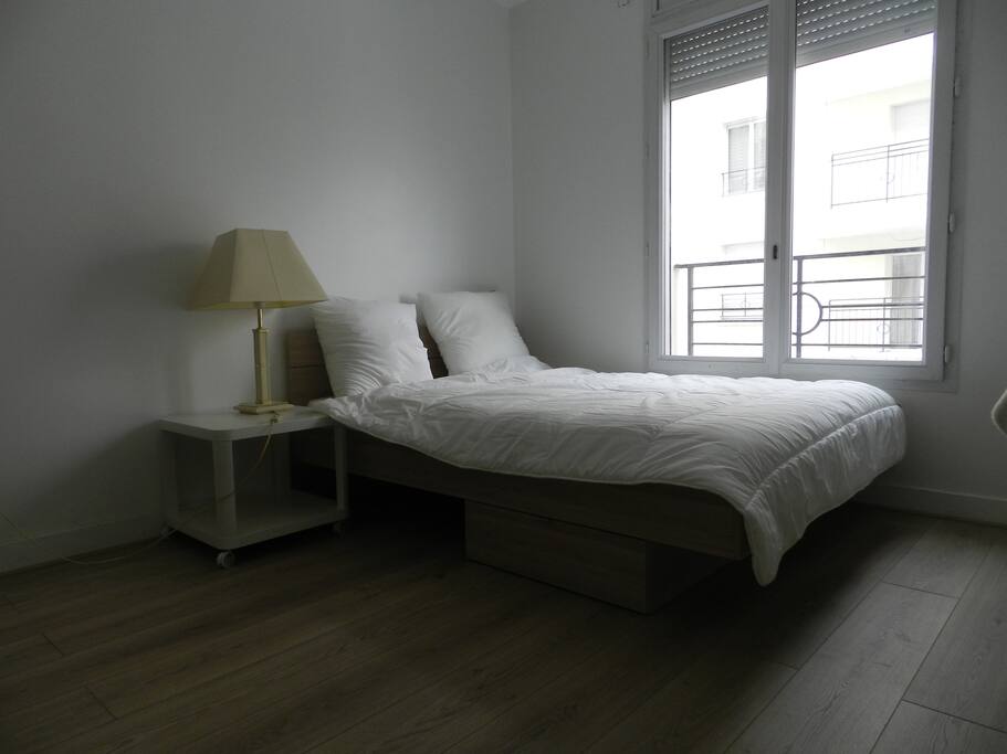 Chambre ensoleillée.