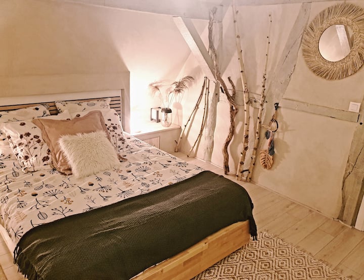 غرفة نوم رئيسية بسرير مزدوج 140 × 190 وسرير واحد 120 × 80 لطفل. 