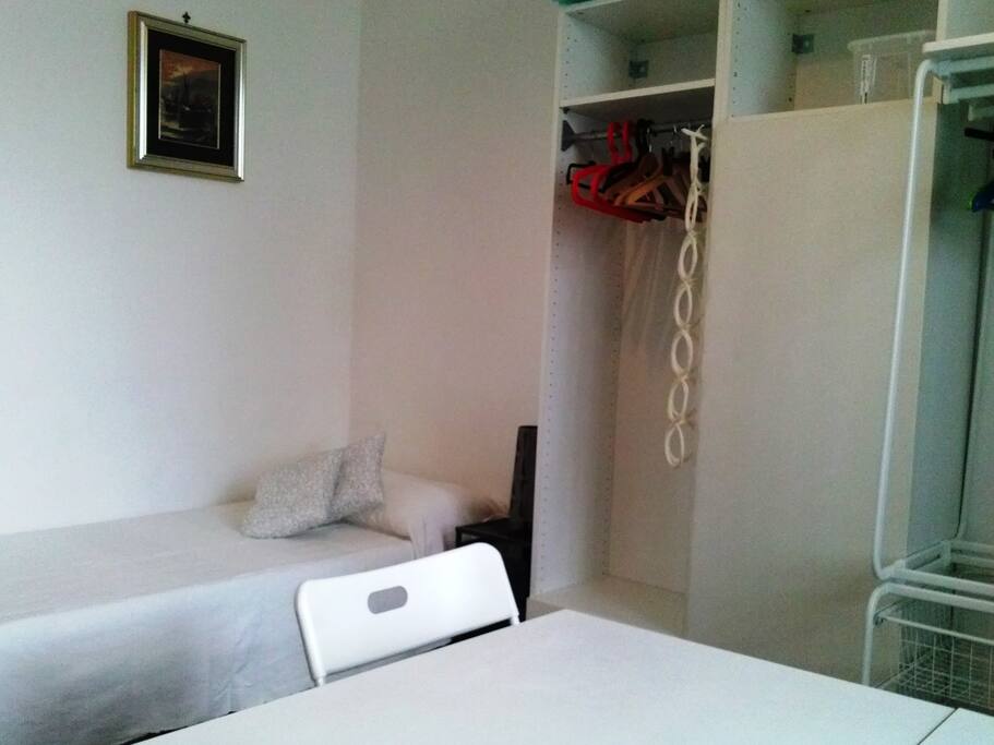 dettaglio letto e armadio
