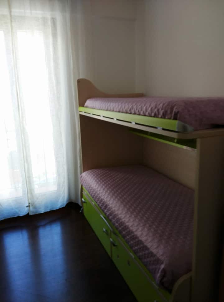 Dhomë gjumi me dy krevate dhe një tavolinë pune