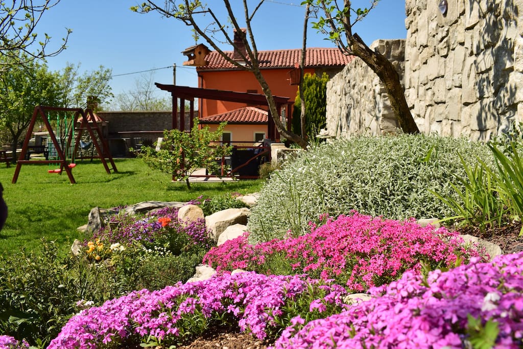 Big garden in the backyard, perfect place for BBQing, playing, sunbathing, relaxing... in other words a place to enjoy the outdoor life :)