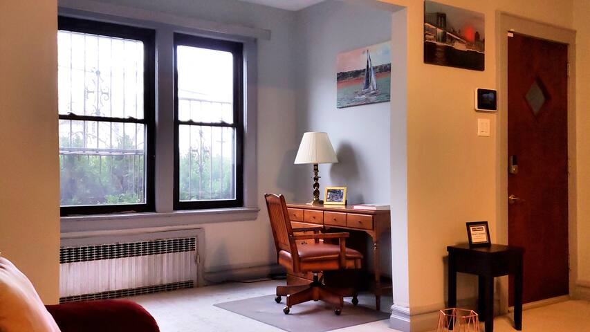 Clean, Comfy and Convenient NYC Suburb sleeps 16 gallery image 3