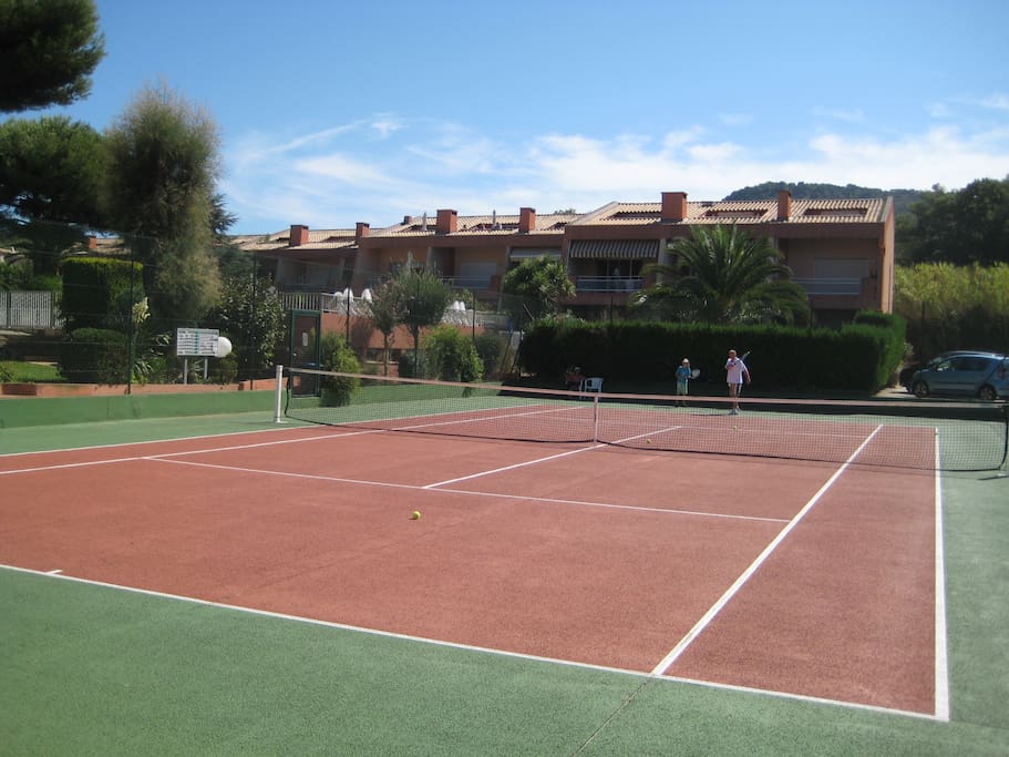 mit Tennisplatz
