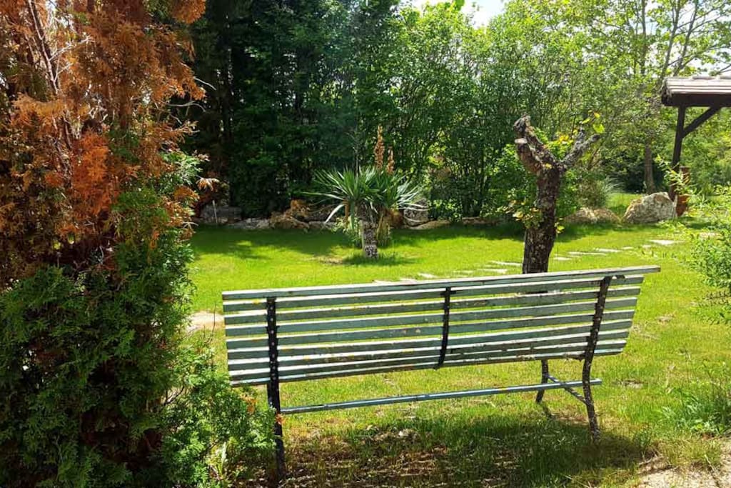 Jardin calme sur domaine 2ha.