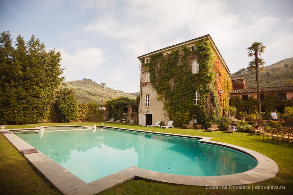 The swimming pool and villa in the background