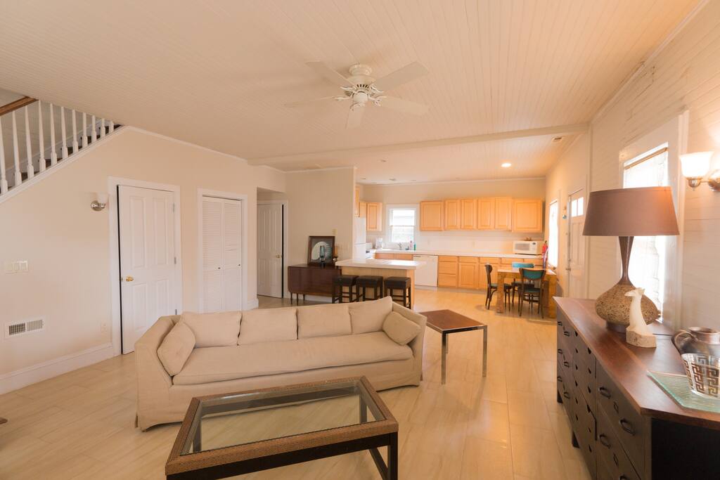 Kitchen includes dishwasher and ice maker
