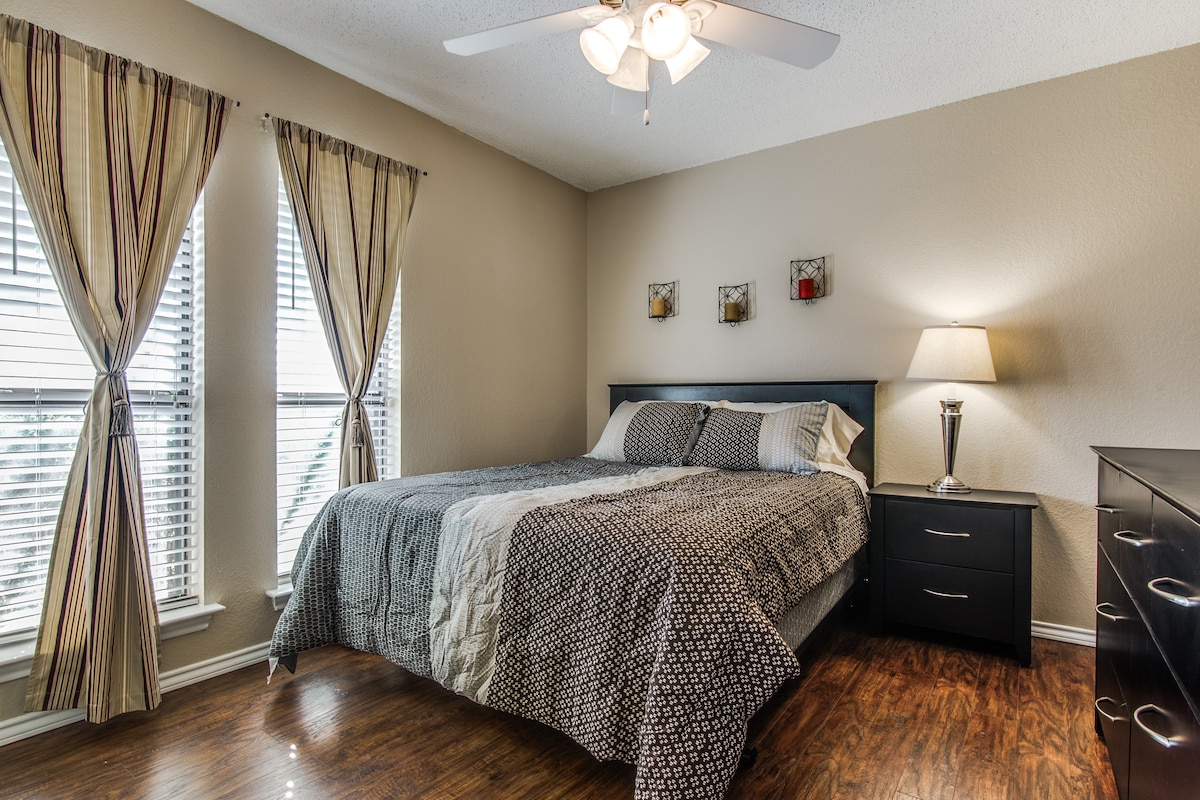 Dormitorio #1. Cama queen.