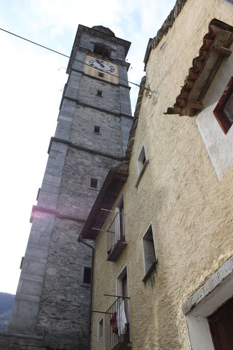 Casa Giubbini neben Kirchturm