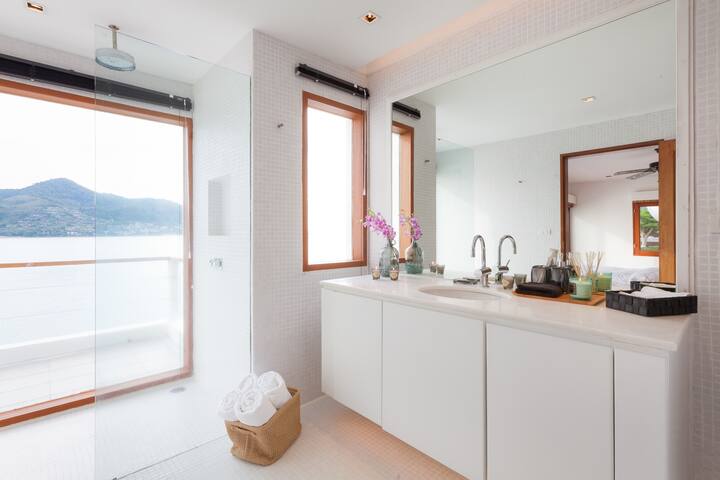 En-suite bathroom