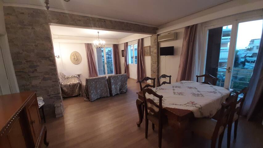 Spacious Sunny Apt near Athens Metro (Μαιευτ Λητώ)