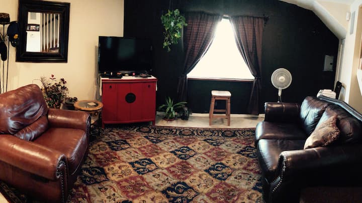 Sala de estar en la planta baja; hay otra sala de estar arriba.