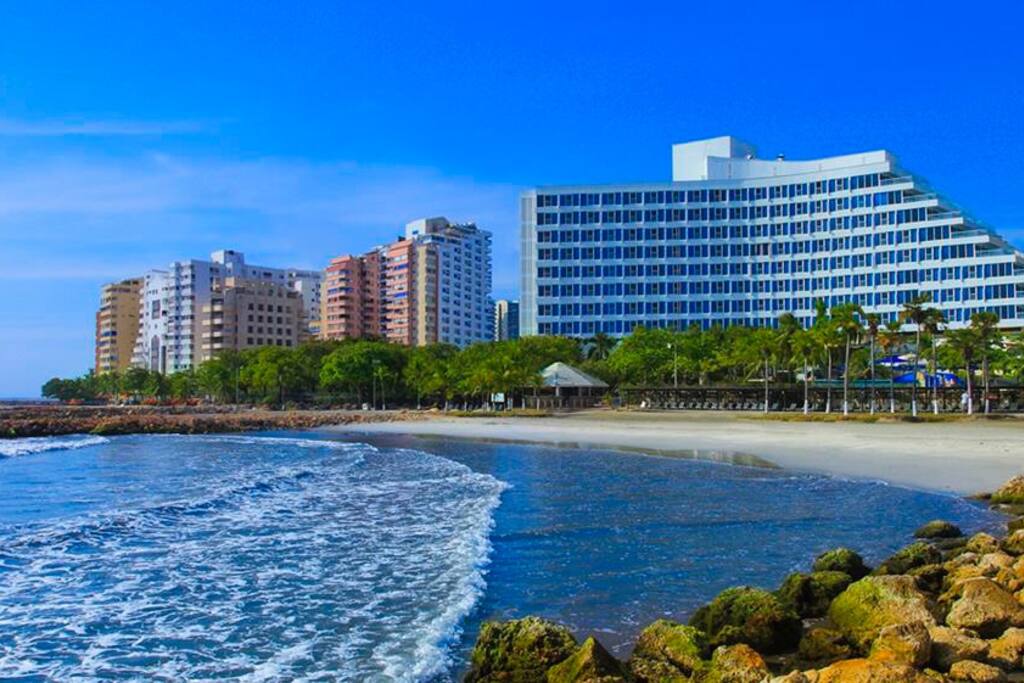 Playa a 50 metros del apartamento ( cerca al hotel Hilton )