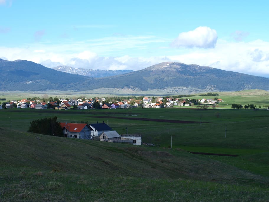 Sicht auf das Haus von einer Erhöung