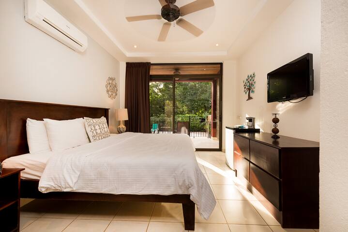 Deluxe Pool Room