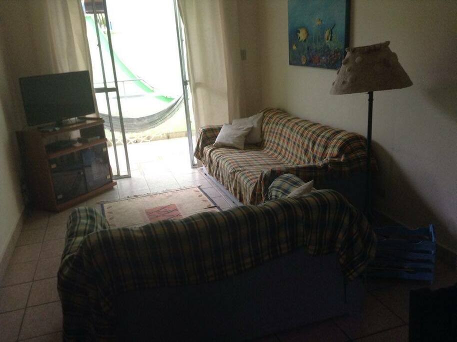 Sala e sacada que pode colocar uma mesa e rede