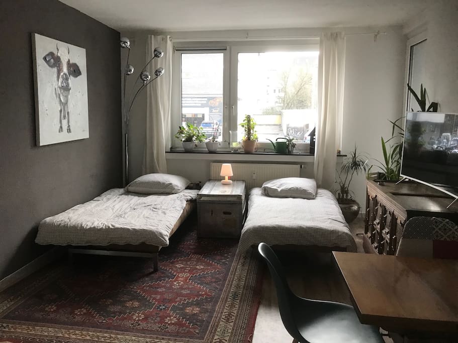 Wohnzimmer mit ausgeklappten Schlafsofas