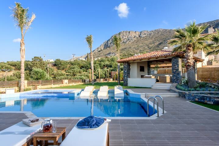 Villa Belle Helene, 4 bedrooms, pool, Jacuzzi gallery image 4