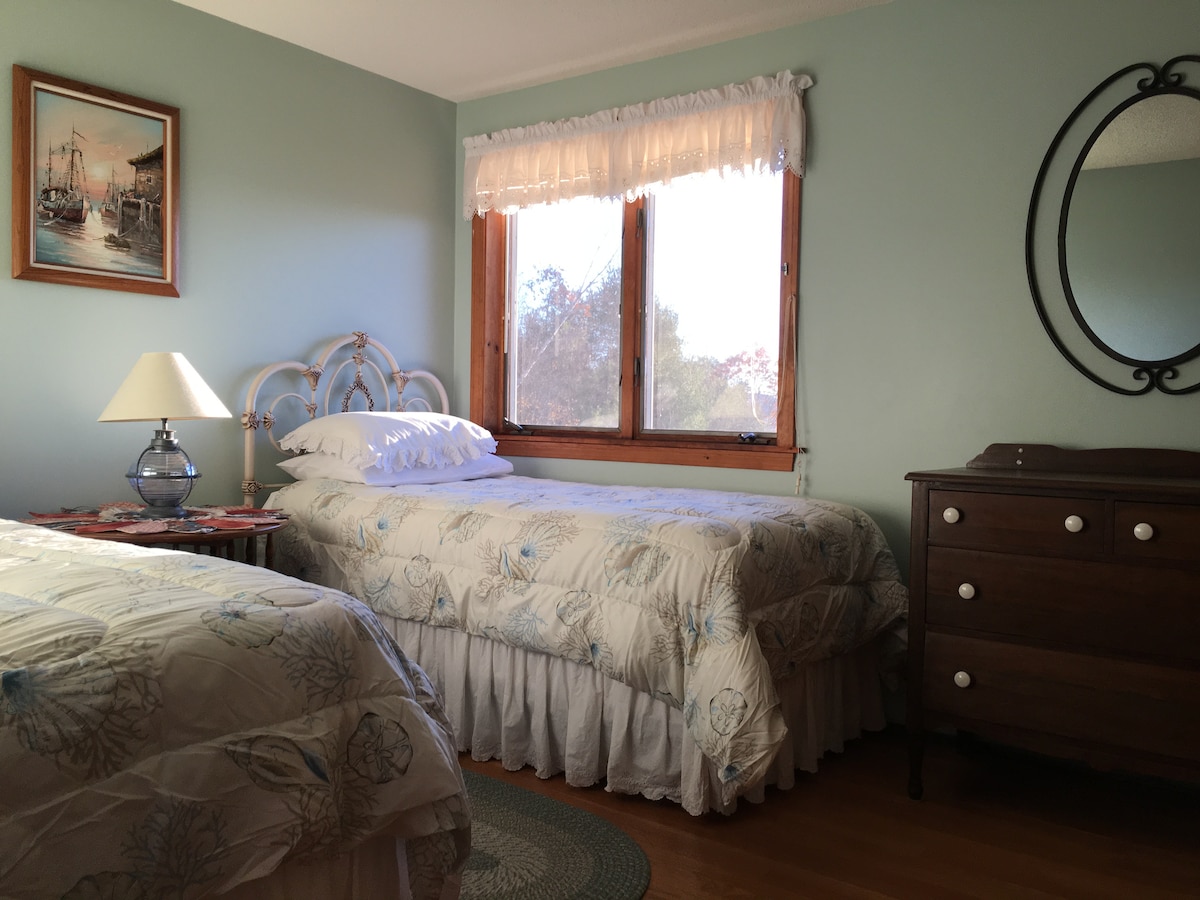 Спалнята за гости на пазача предлага 2 единични легла, които могат да бъдат превърнати в голямо двойно легло