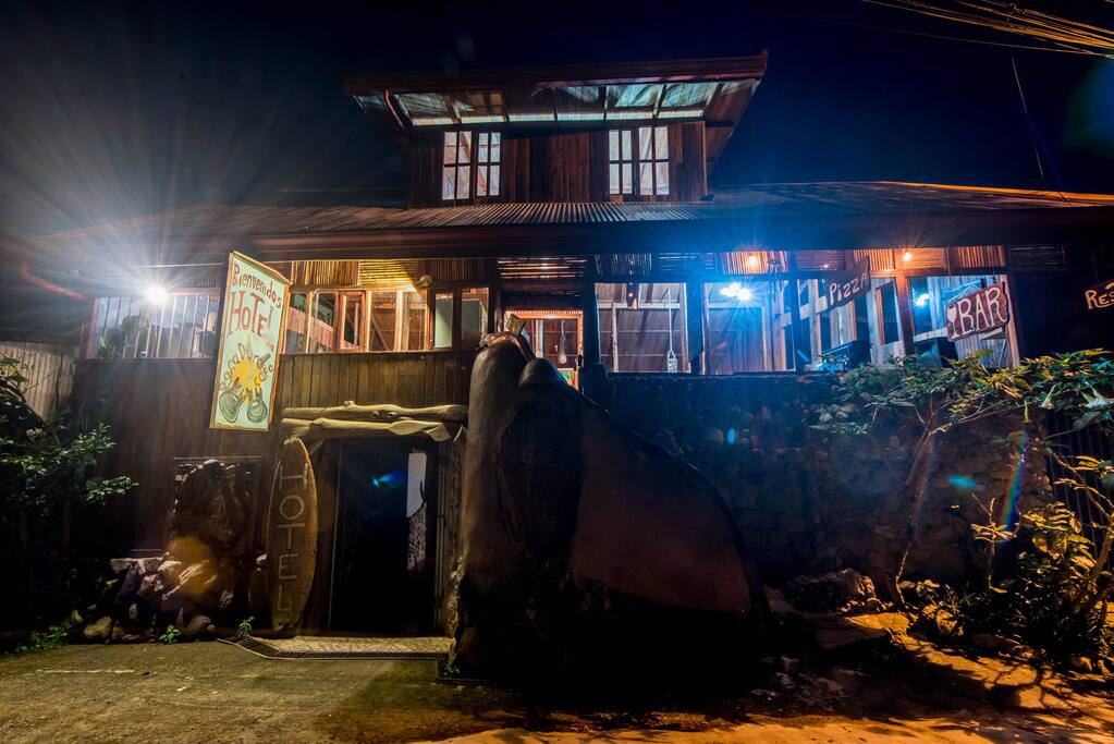 Hotel bar y Restaurante de noche.