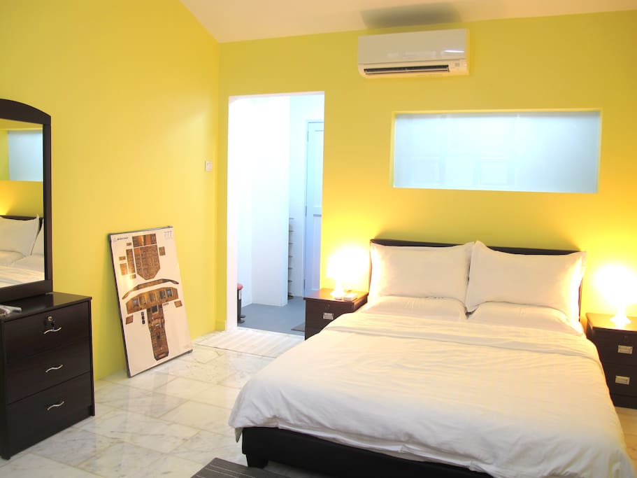 Room designed to provide maximal amount of natural lighting. Wall painted with the energetic shades of yellow to promote a flow of positive energy within the room.
设计规避给予正能量的启发。将自然光线供进房间,加上墙上绘的鲜艳黄色,让您在每天睡醒一增开眼就感觉活力十足。