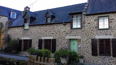 Top performing Airbnb: Ker Sissi in Saint Coulomb