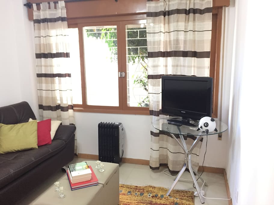 Sala de estar com TV e reprodutor de música digital.